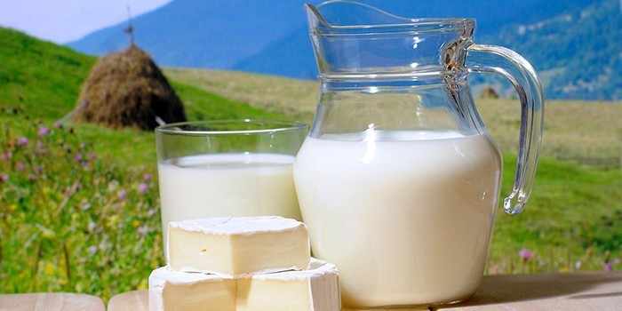 Коровье молоко в кувшине и стакане
