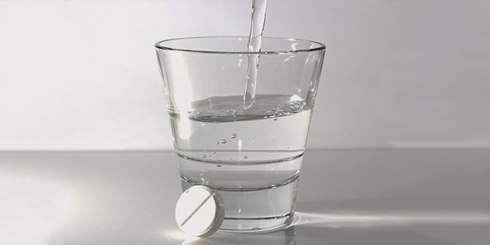 Стакан воды и таблетка