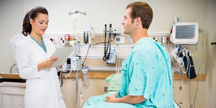 Врач консультирует пациента в больничной палате