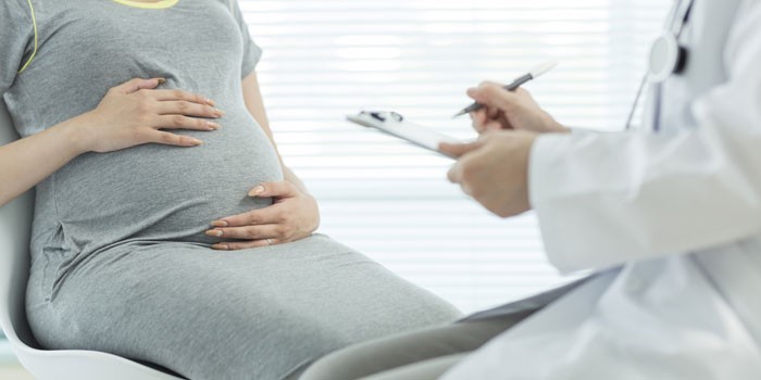 Беременная девушка на приеме у врача