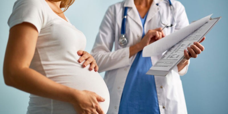 Беременная женщина и доктор