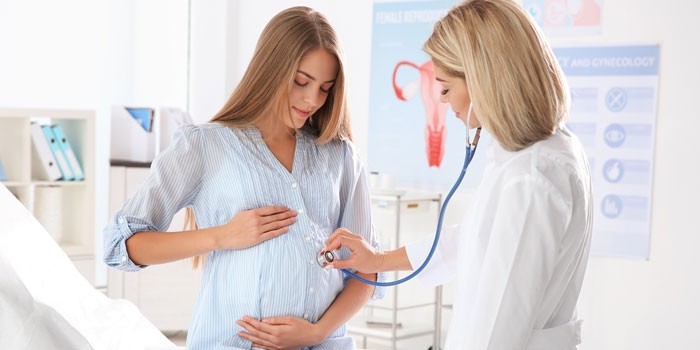 Беременная девушка на приеме у врача