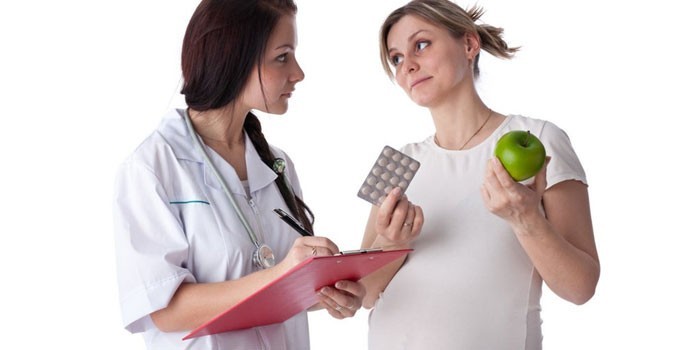Медик беседует с беременной девушкой
