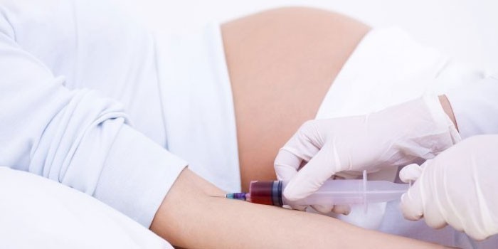 У беременной берут кровь из вены