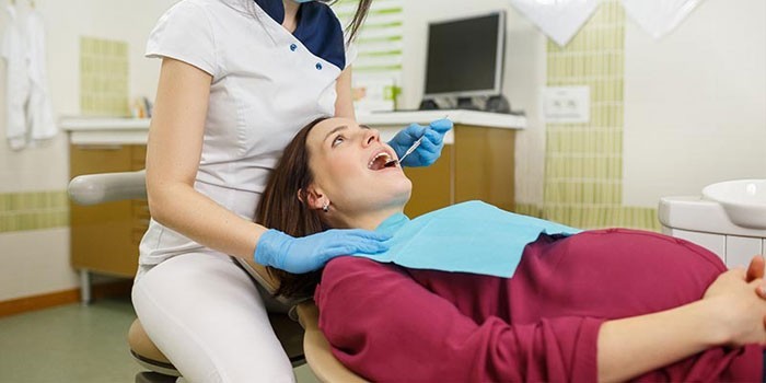 Беременная девушка у стоматолога