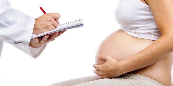 Беременная женщина и медик