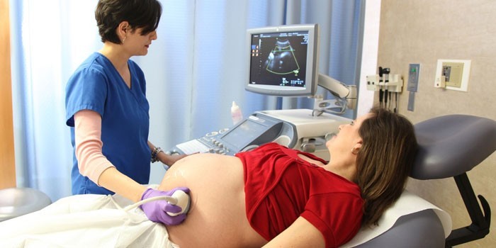 Беременная женщина на УЗИ-обследовании