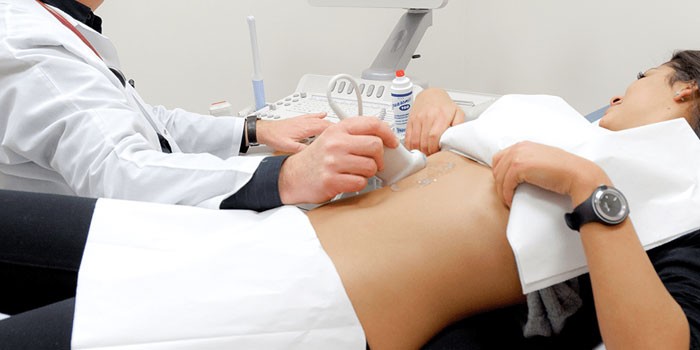 Женщина на УЗИ-исследовании брюшной полости