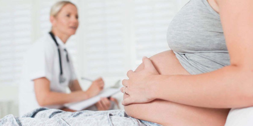 Беременная женщина и медик