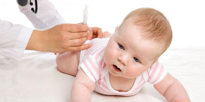Ребенку делают прививку
