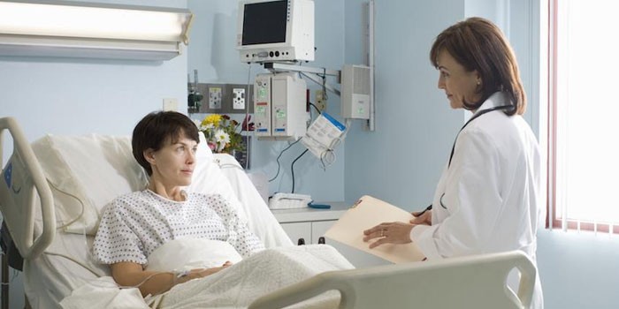 Доктор беседует с пациенткой в больничной палате