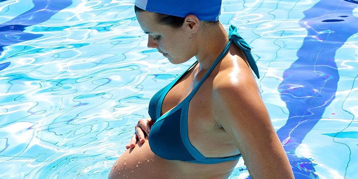 Беременная женщина в бассейне