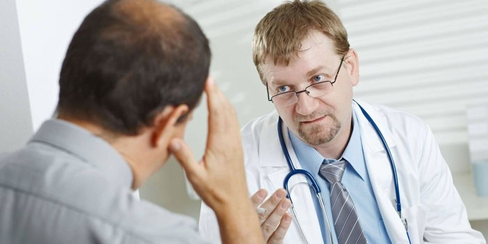 Мужчина консультируется с доктором