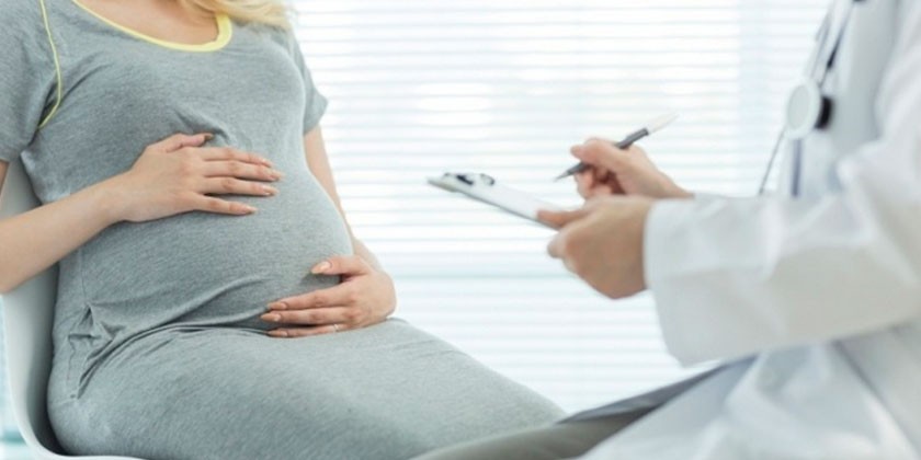 Беременная женщина на консультации у врача