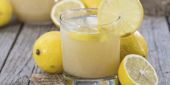Лимонный сок в стакане