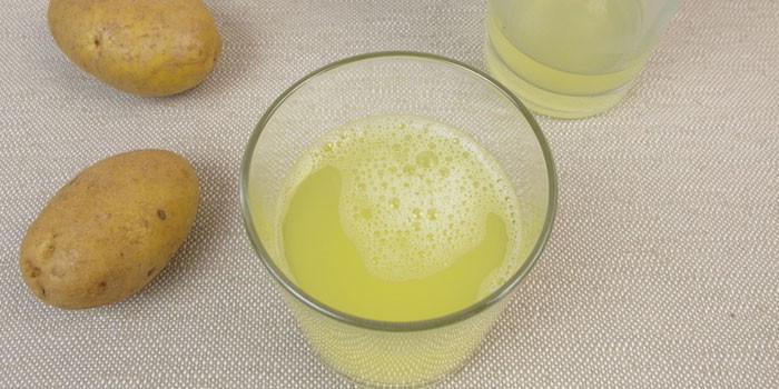 Картофельный сок в стакане