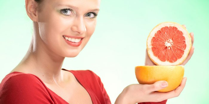 Девушка с грейпфрутом