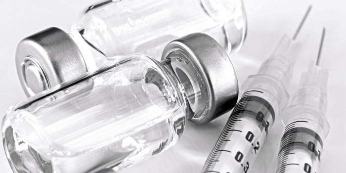 Вакцина в бутылочках и шприцы