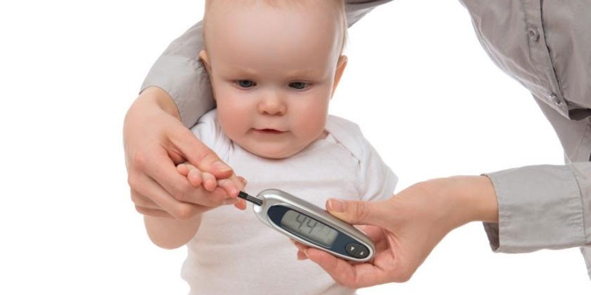 Измерение уровня сахара в крови глюкометром у малыша