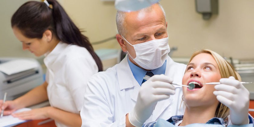 Девушка на приеме у стоматолога