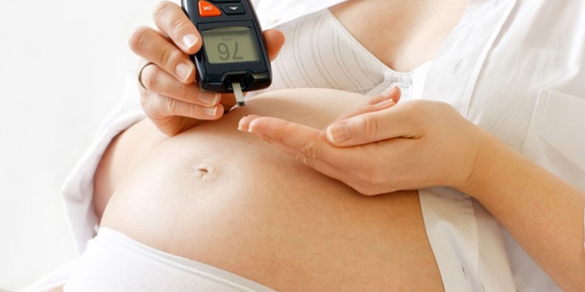 Беременная женщина с глюкометром