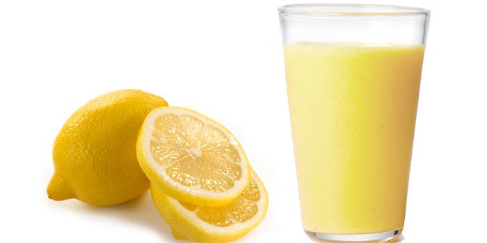 Лимонный сок в стакане