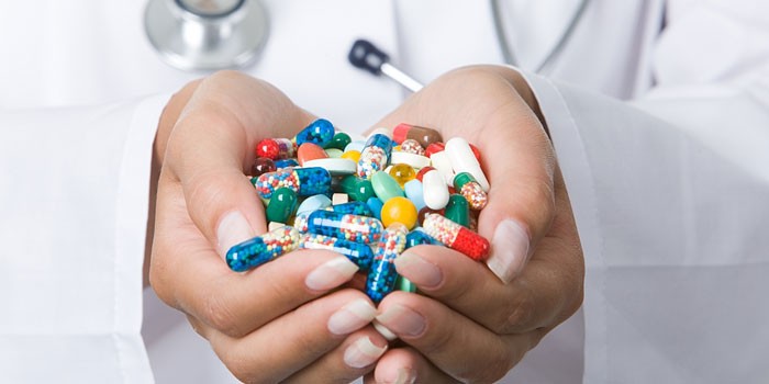 Лекарственные препараты в руках у медика