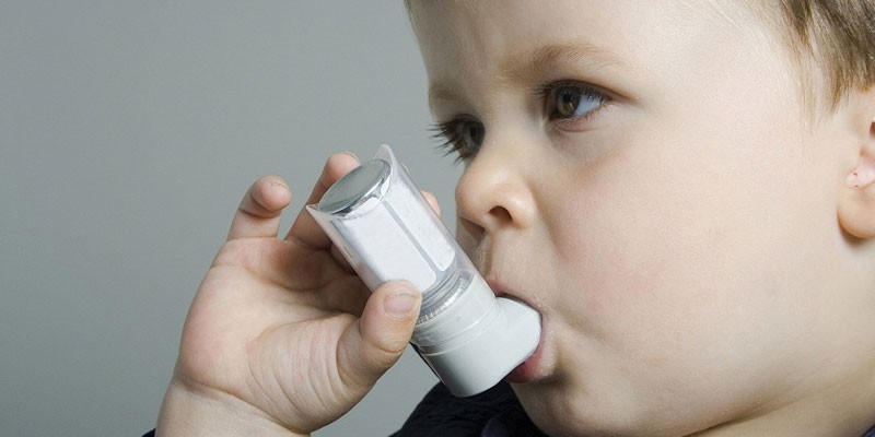 Мальчик с ингалятором от астмы