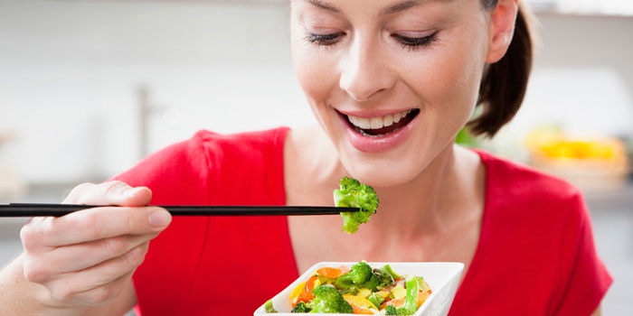 Женщина кушает салат