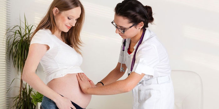 Беременная женщина на осмотре у врача