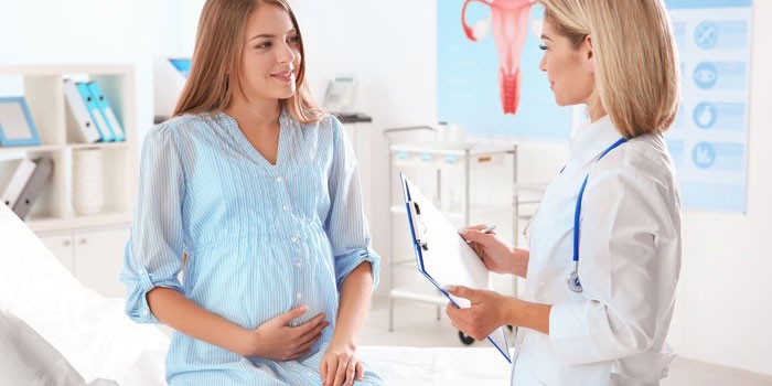 Беременная женщина консультируется с доктором