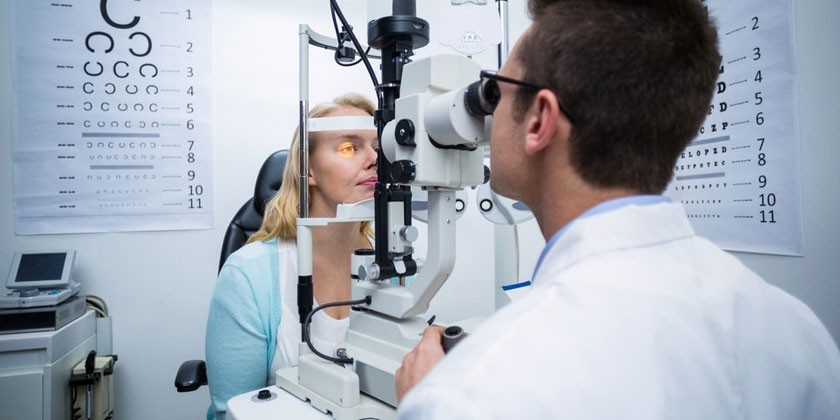 Женщина на приеме у офтальмолога