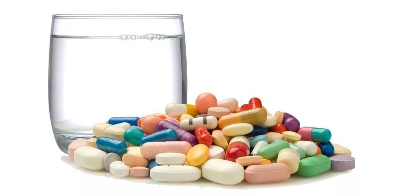 Лекарства и стакан воды