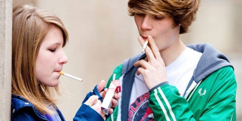 Молодые люди курят