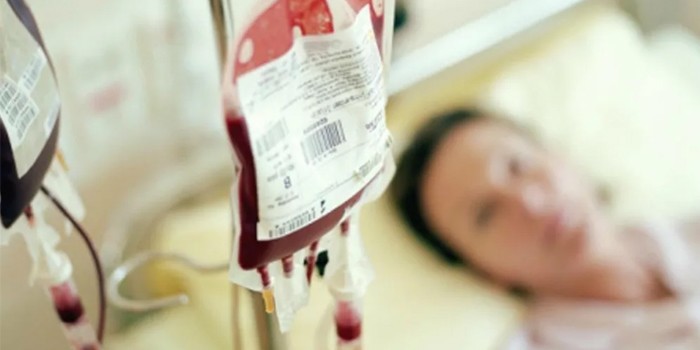 Женщина переливают кровь