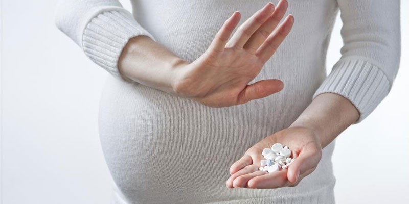 Беременная женщина отказывается от приема лекарств