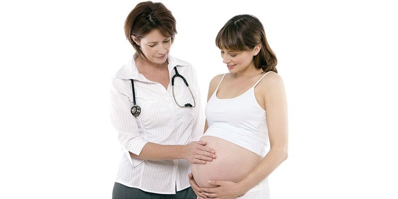 Врач и беременная женщина