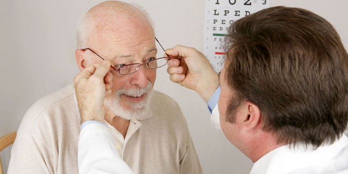 Мужчина на приеме у офтальмолога