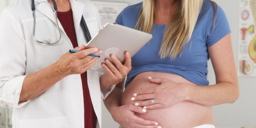 Медик и беременная женщина