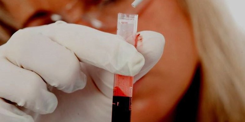 Лаборант проводит анализ крови