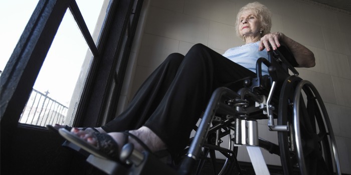 Женщина в инвалидном кресле