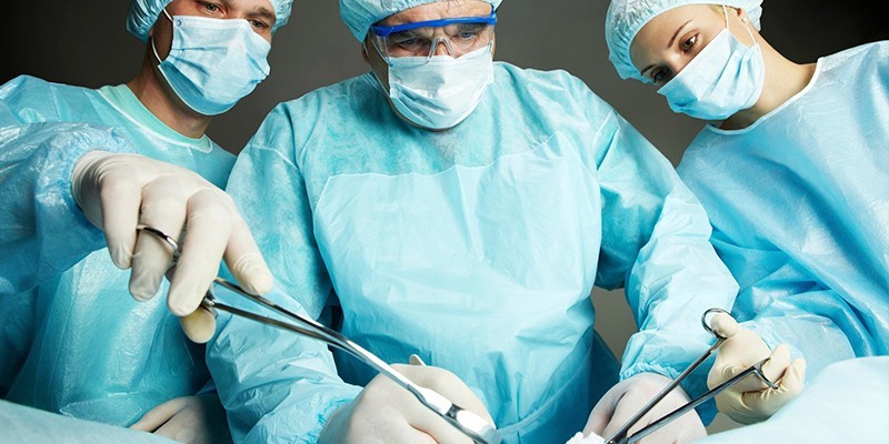 Хирургическая бригада на операции
