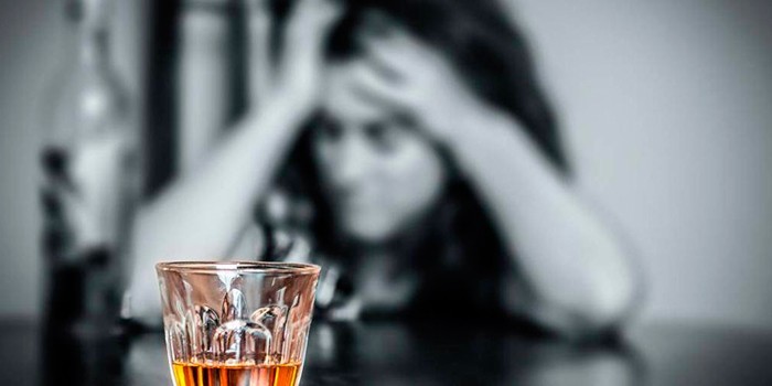 Женщина и стакан со спиртным напитком