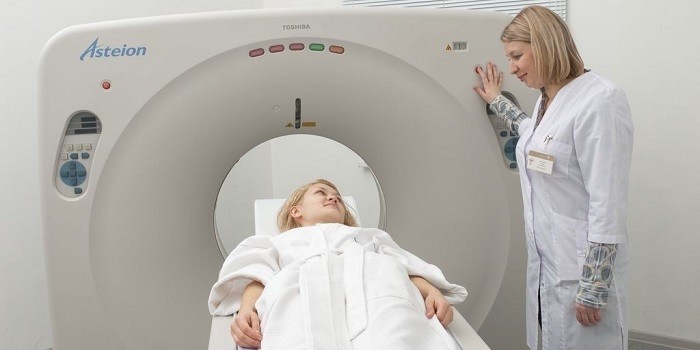 Девушке проводят компьютерную томографию