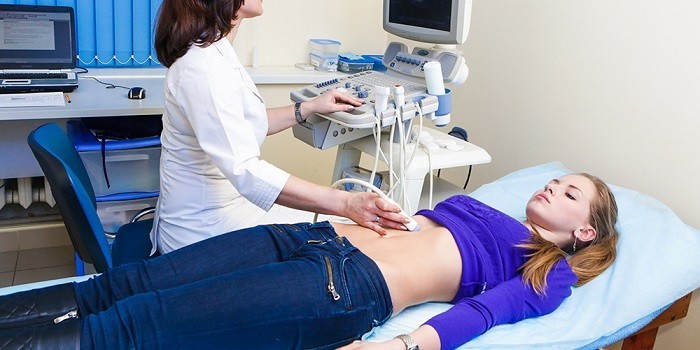 Девушке делают УЗИ-обследование органов брюшной полости