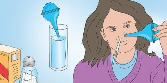 Девушка промывает нос