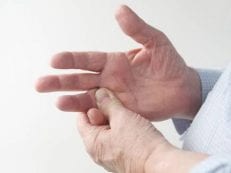 Боль в суставах пальцев рук при сгибании: причины и лечение