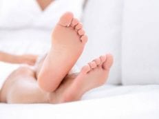 Чешутся пальцы на ногах — почему появляется покраснение и шелушение кожи, как лечить и профилактика