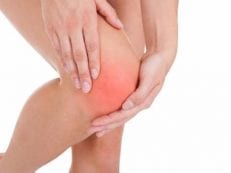 Жидкость в коленном суставе — почему скапливается, симптомы, терапия препаратами и народными средствами