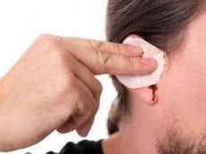 Кровь из уха при отите у взрослых — почему появляется и о чем говорит симптом